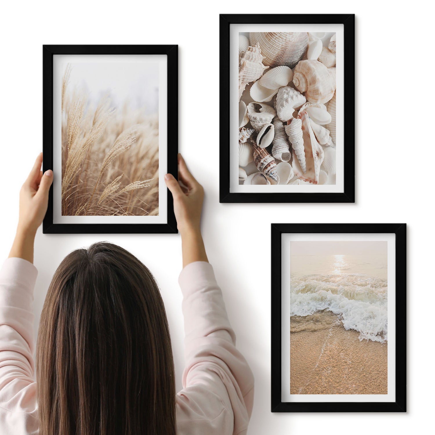 Galeria ścienna 3-częściowy komplet obrazów w czarnych ramach - Motywy plażowe z muszlami i falami morskimi - ArtPrintCave