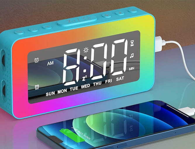 Budzik z lampką nocną RGB, lusterkiem, podwójnym alarmem, funkcją drzemki, wyświetlaczem LED, ładowaniem przez USB, pomoc w zasypianiu.