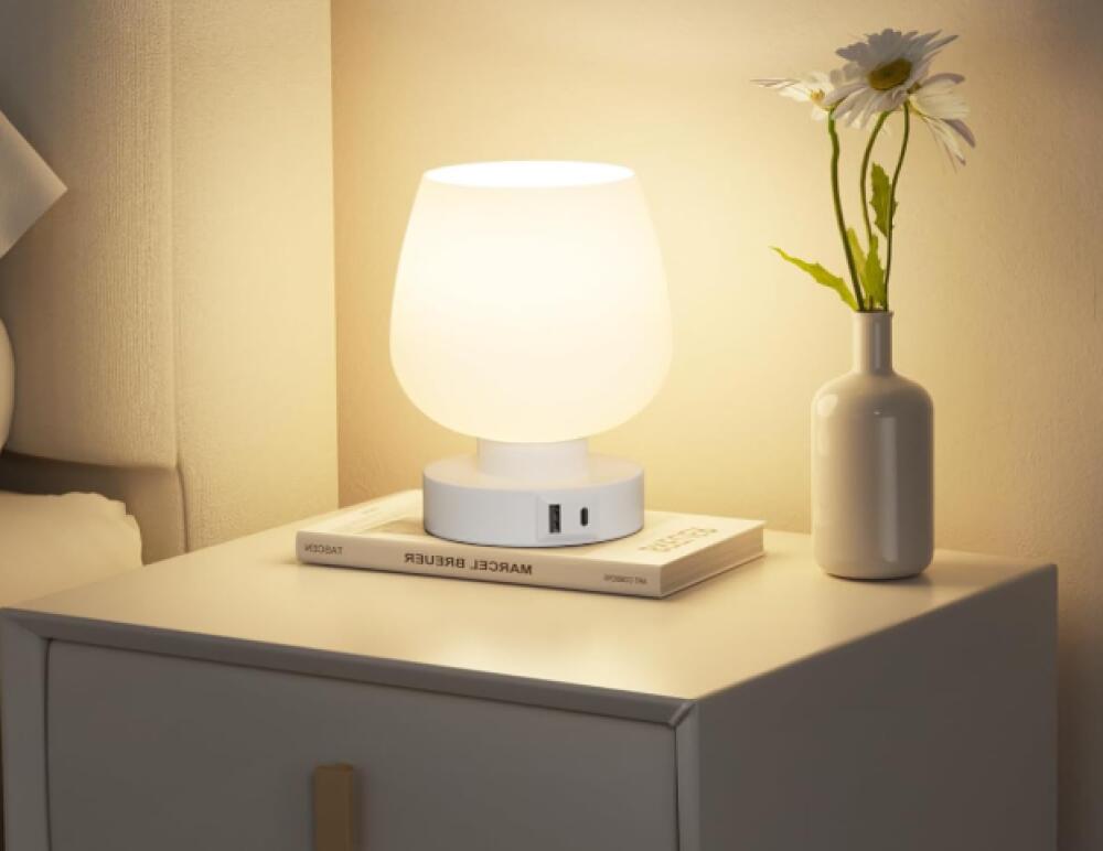 Lampka nocna dotykowa z portami ładowania USB-A+C, ściemnialna w 3 kierunkach, klosz z białego szkła, mała, przewodowa lampa stołowa do sypialni