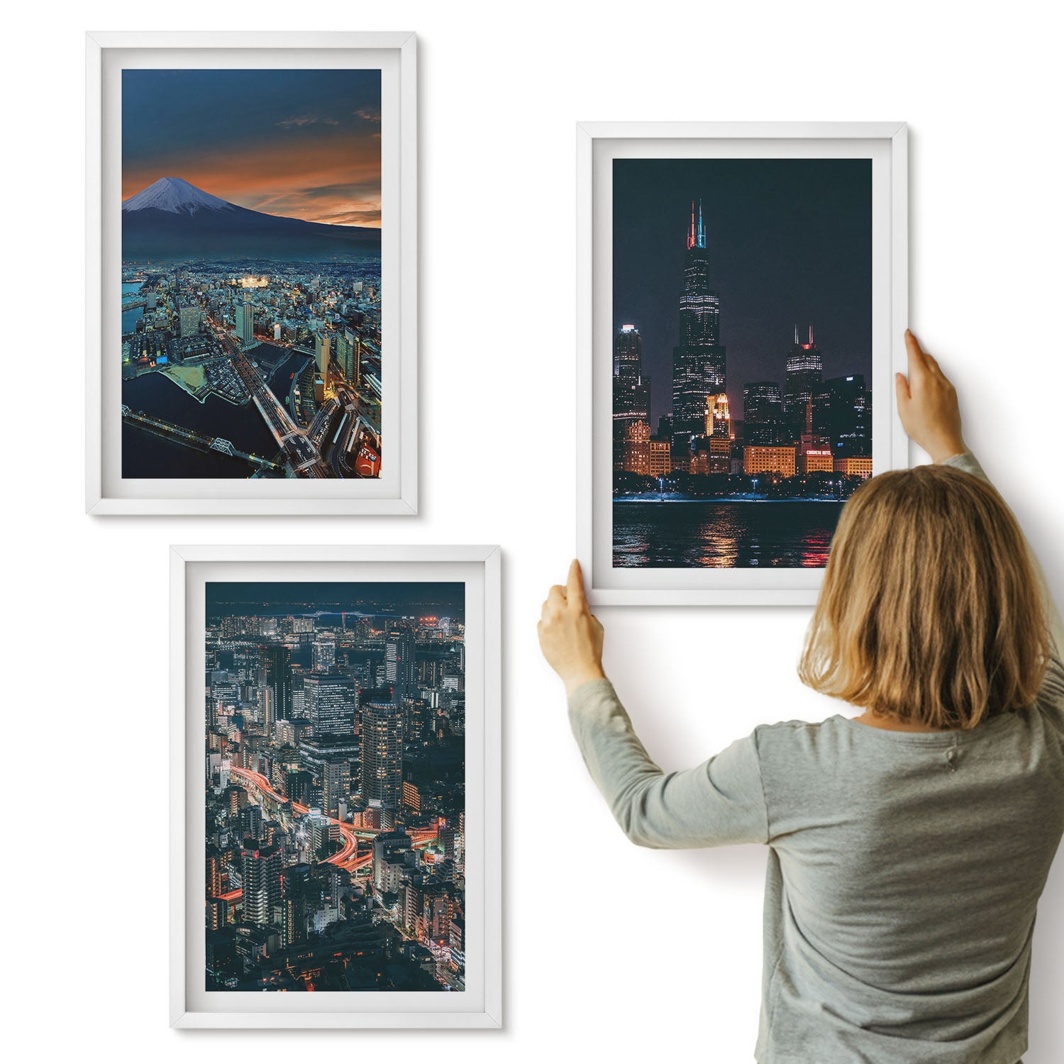 Galeria ścienna 3-częściowy komplet obrazów w białych ramach - Widok górski miasta w nocy z wieżowcami - ArtPrintCave