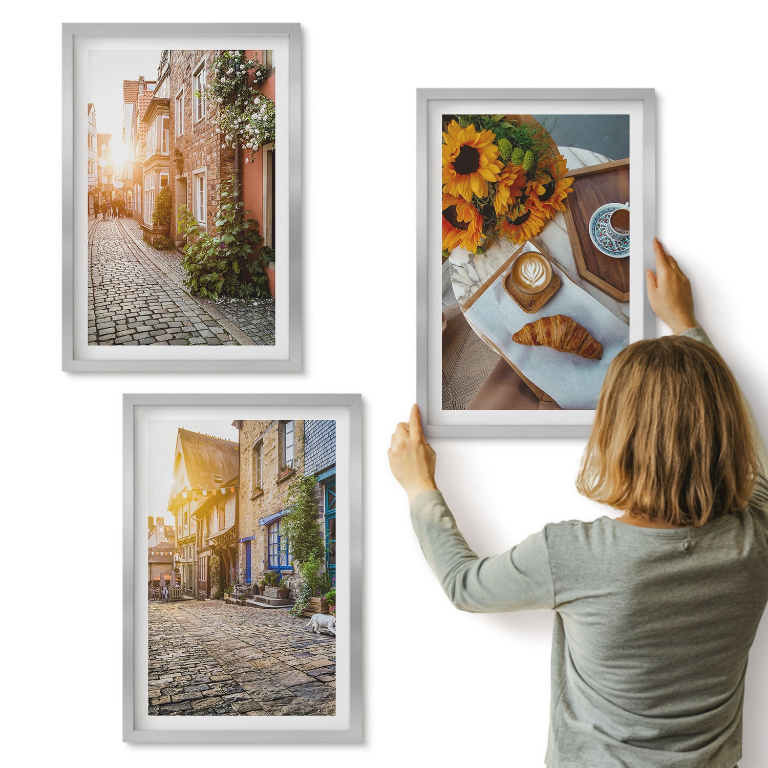Galeria ścienna 3-częściowy komplet obrazów w srebrnych ramach - Urokliwe uliczki z kawą i słonecznikami - ArtPrintCave