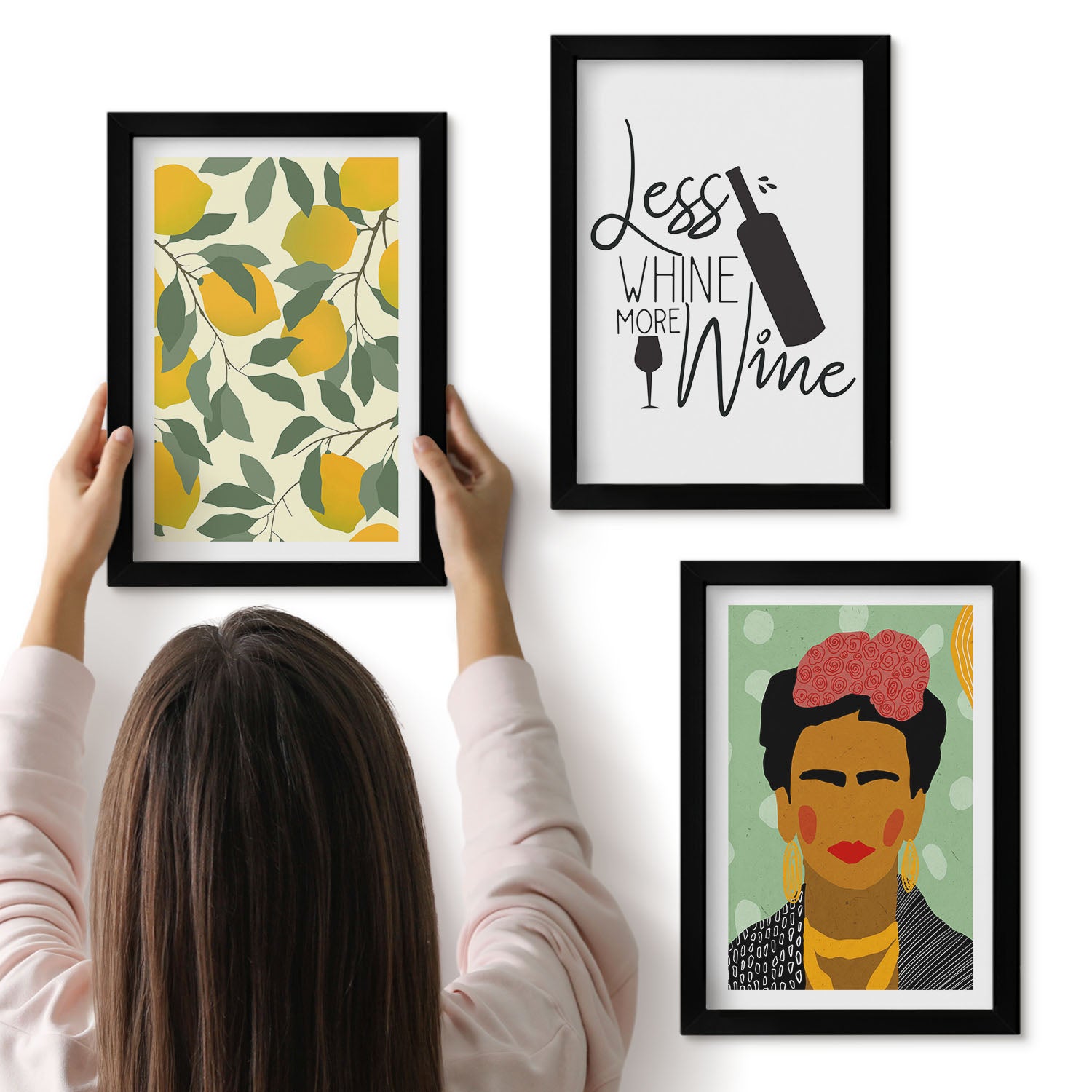 Galeria ścienna 3-częściowy komplet obrazów w czarnych ramach - Cytryny butelka wina portret Fridy Kahlo - ArtPrintCave
