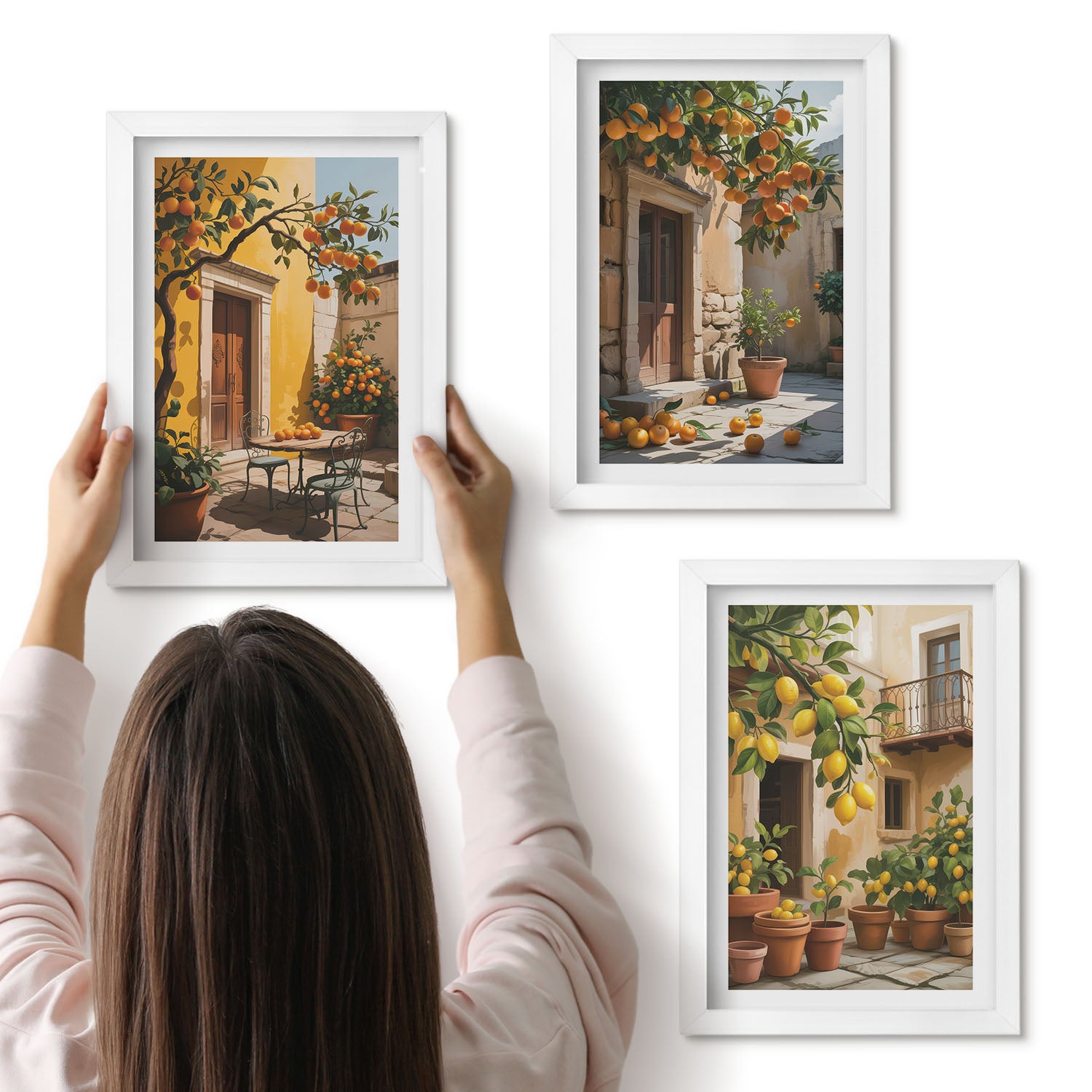 Galeria ścienna 3-częściowy komplet obrazów w białych ramach - Owoce cytrusowe w słonecznym dziedzińcu z roślinami - ArtPrintCave