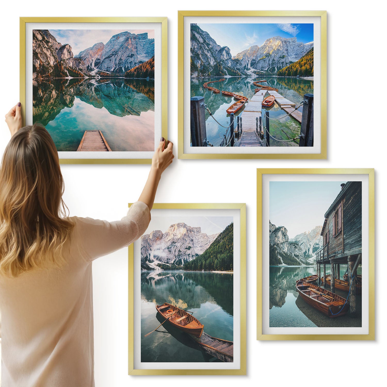 Galeria ścienna 4-częściowy komplet obrazów w złotych ramach - Jezioro w górach z łodziami i drewnianą chatą - ArtPrintCave