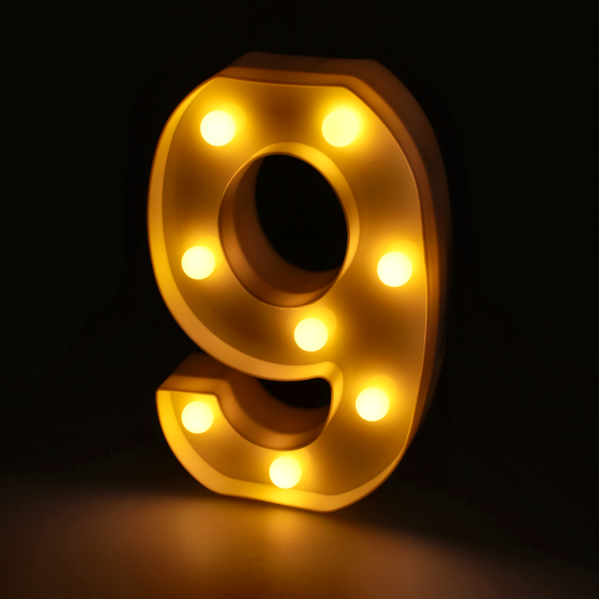 Podświetlana cyfra LED "9" z ciepłym białym światłem, wysokość 22 cm, zasilanie bateryjne 2*AA