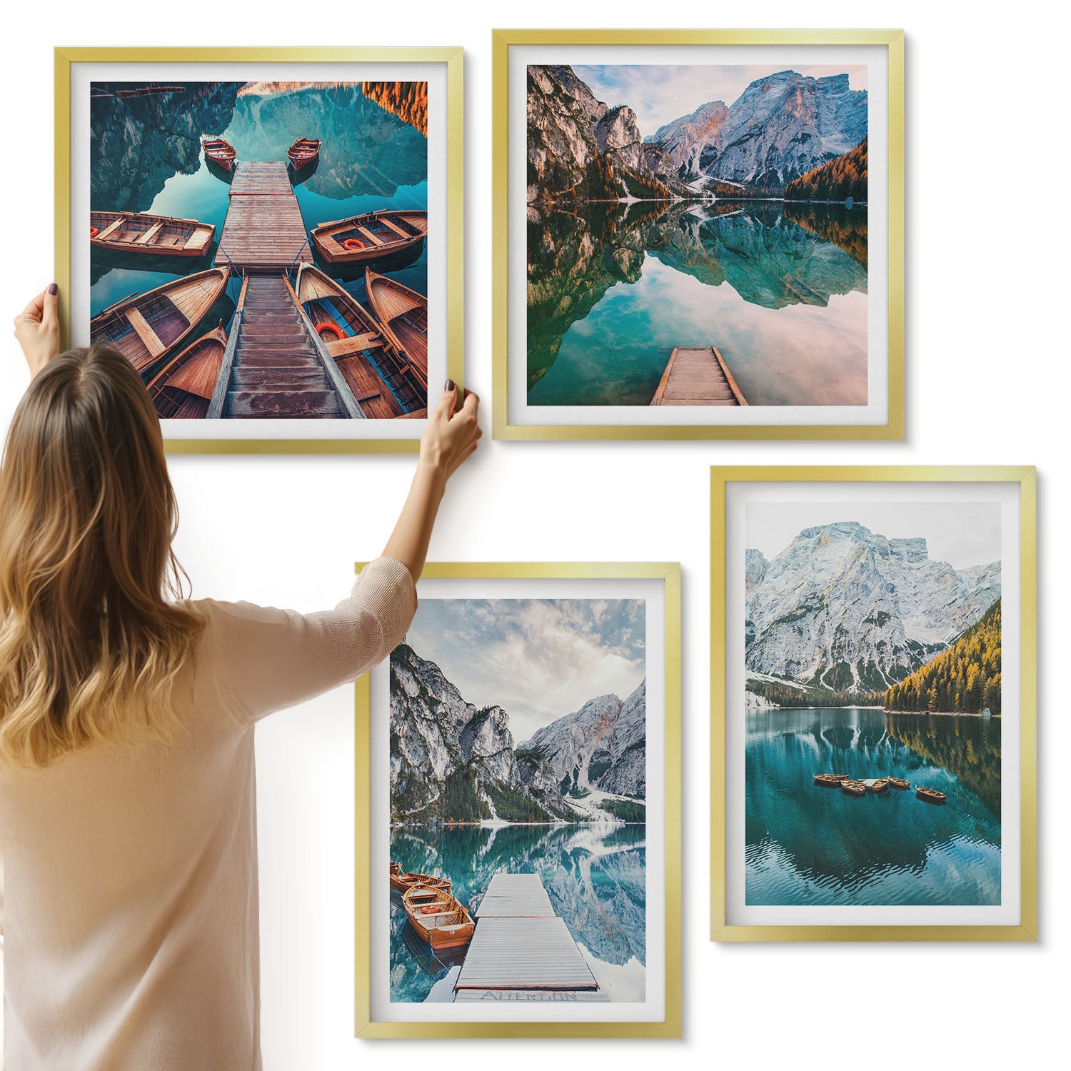 Galeria ścienna 4-częściowy komplet obrazów w złotych ramach - Jezioro z drewnianymi pomostami i górami - ArtPrintCave