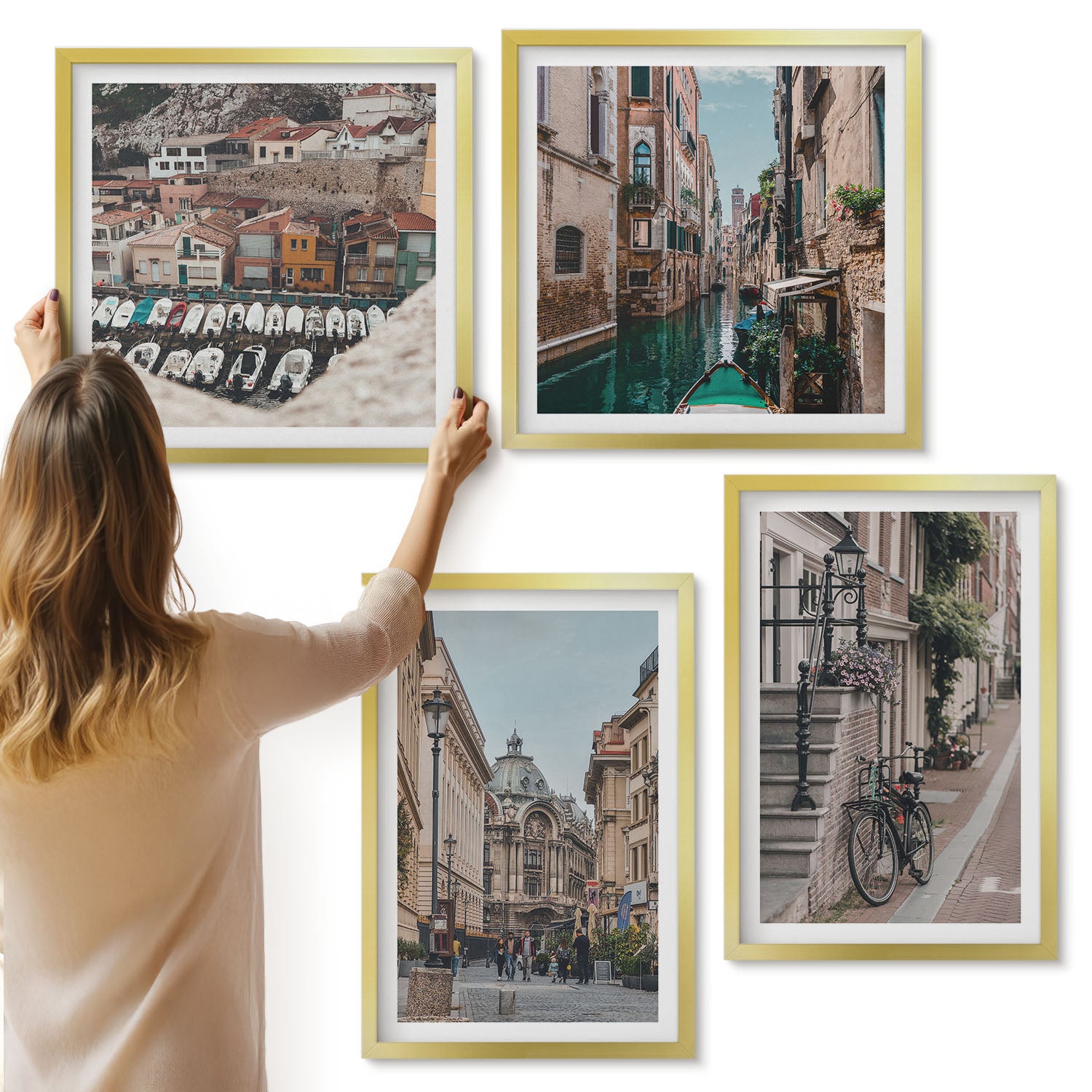 Galeria ścienna 4-częściowy komplet obrazów w złotych ramach - Urokliwe uliczki miast z widokiem na porty i budynki - ArtPrintCave