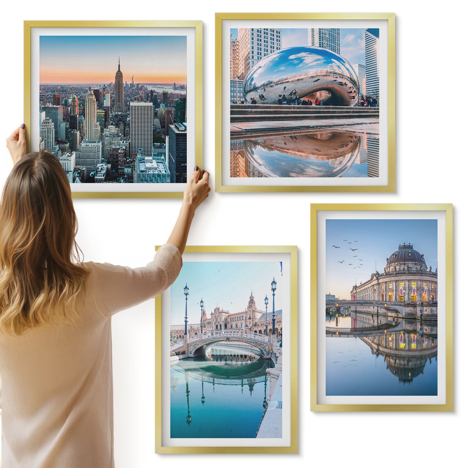Galeria ścienna 4-częściowy komplet obrazów w złotych ramach - Architektura miast z odbiciem w wodzie - ArtPrintCave