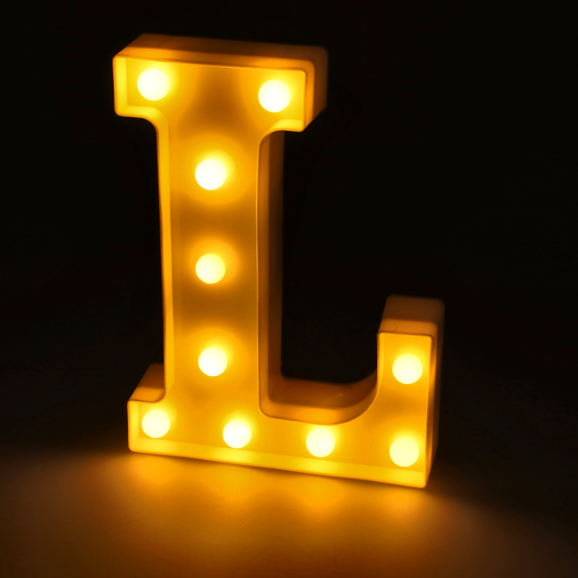 Litera LED "L" podświetlana ciepłym białym światłem, wysokość 22 cm, zasilanie bateryjne 2*AA