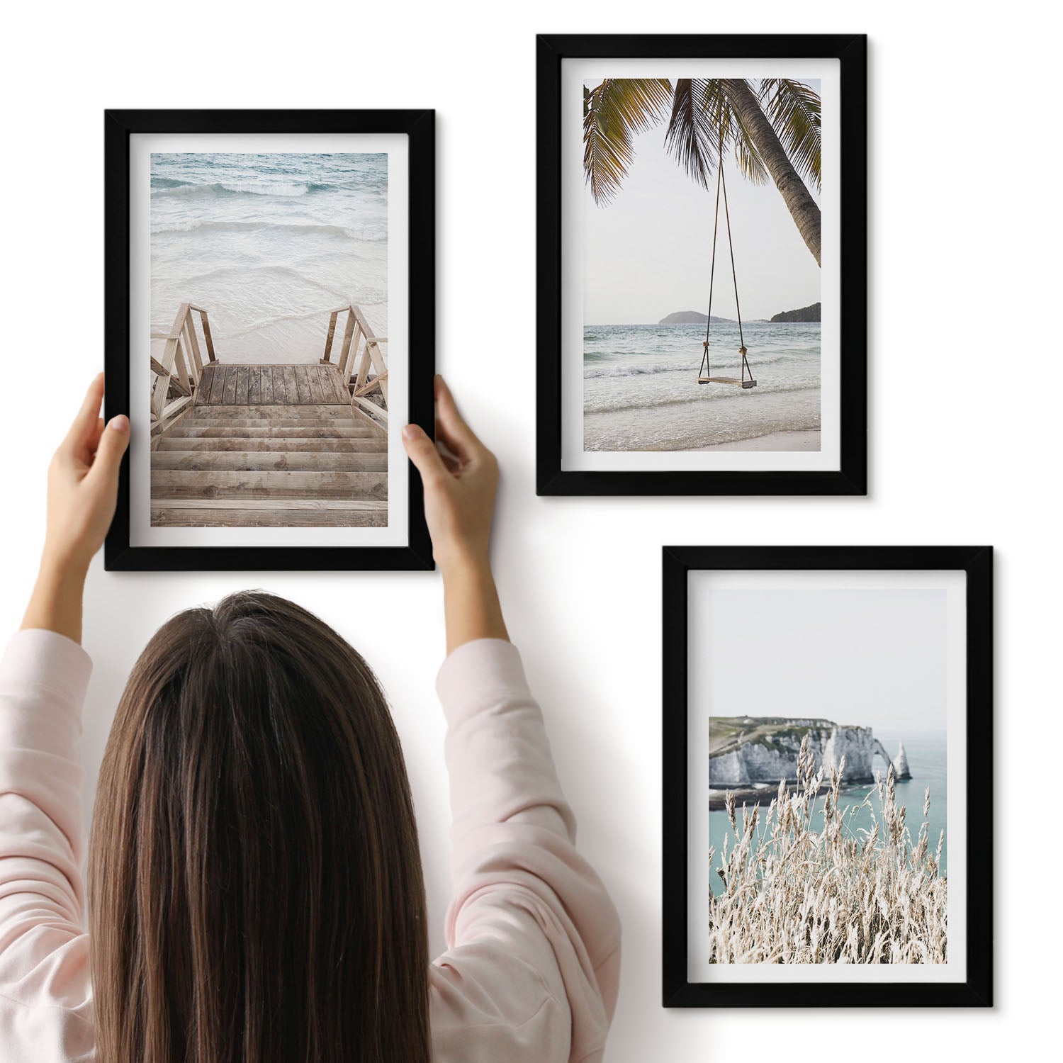 Galeria ścienna 3-częściowy komplet obrazów w czarnych ramach - Plaża z drewnianymi schodami i huśtawką nad morzem - ArtPrintCave