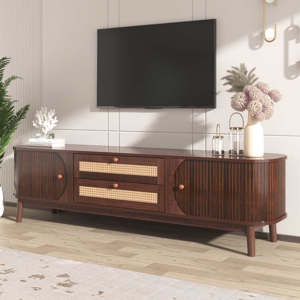 Mebel pod telewizor z litego drewna naturalnego z drzwiami i szufladami z rattanu – elegancki rustykalny design i praktyczne przechowywanie