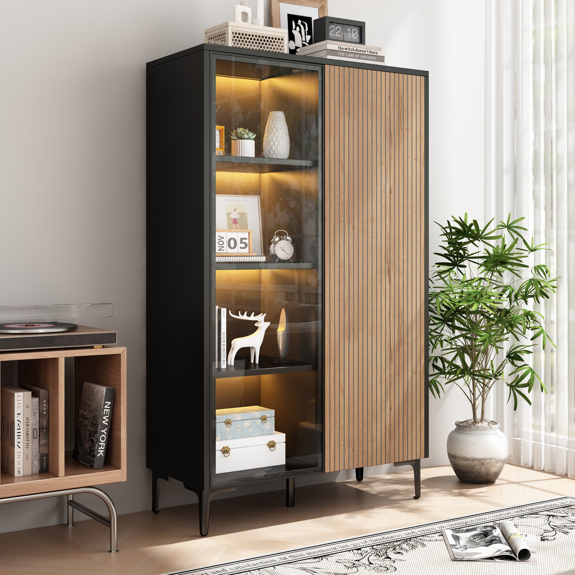 Nowoczesna witryna 90x40x135 cm - Oświetlenie LED - 2 drzwi i 8 przegródek - Płyta MDF + Szkło - Kolor czarny i naturalny