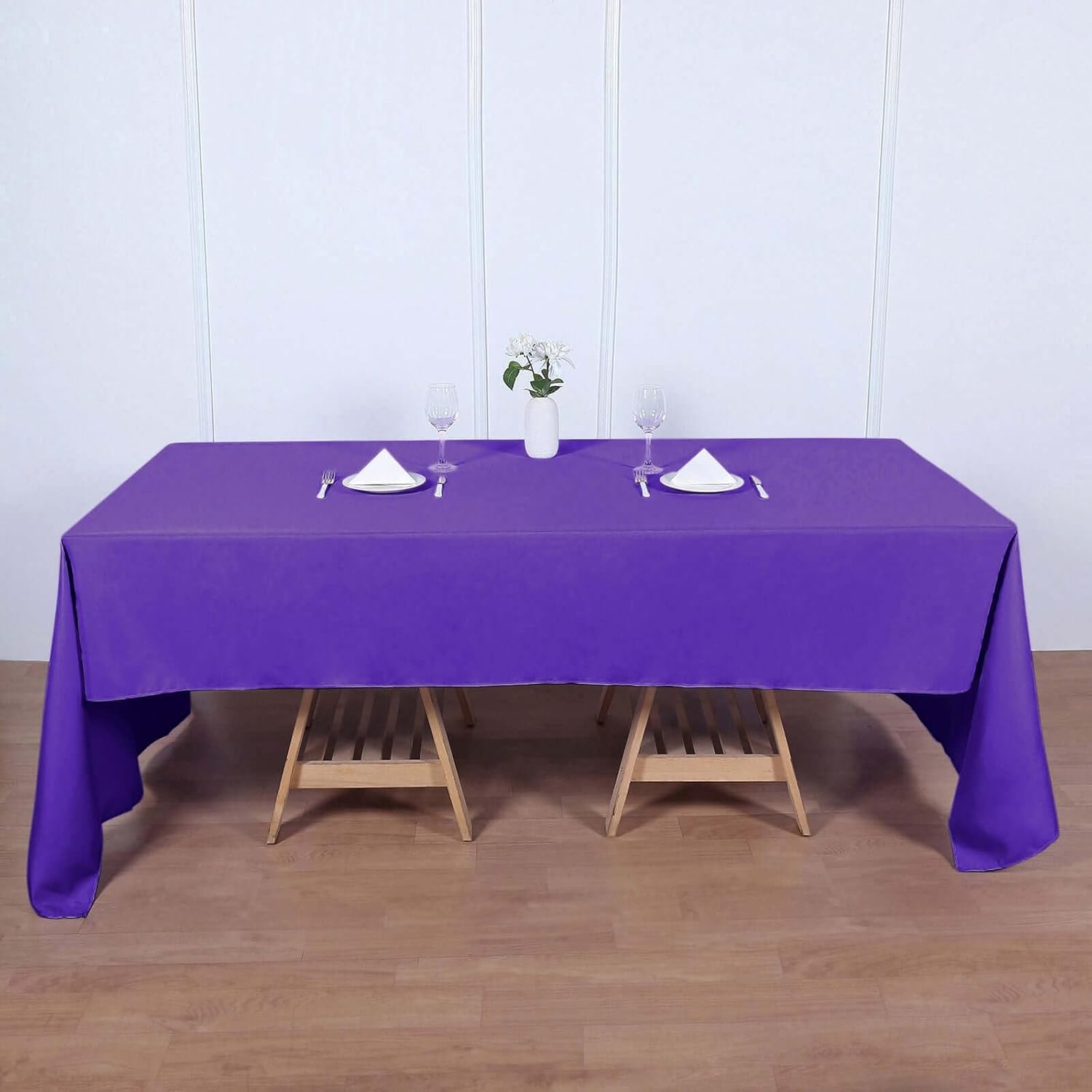Prostokątny obrus z ciemnofioletowego poliestru (147 cm x 259 cm) – odporny na zagniecenia i trwały – idealny na przyjęcia i imprezy.