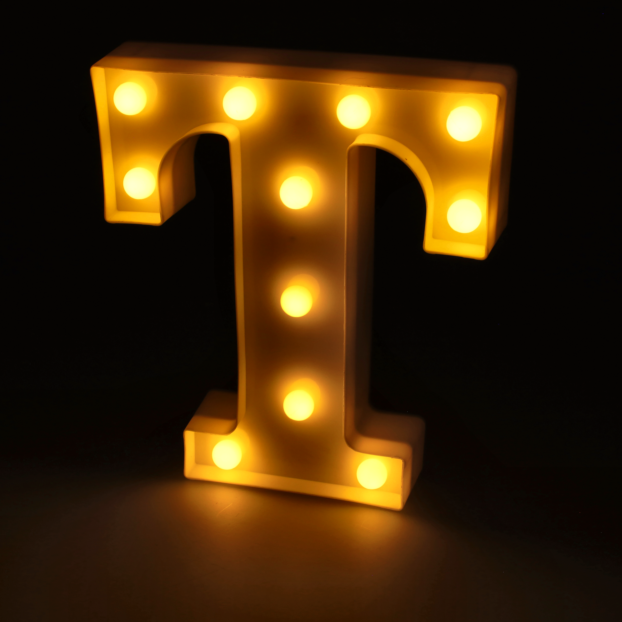Litera LED "T" podświetlana ciepłym białym światłem, wysokość 22 cm, zasilanie bateryjne 2*AA