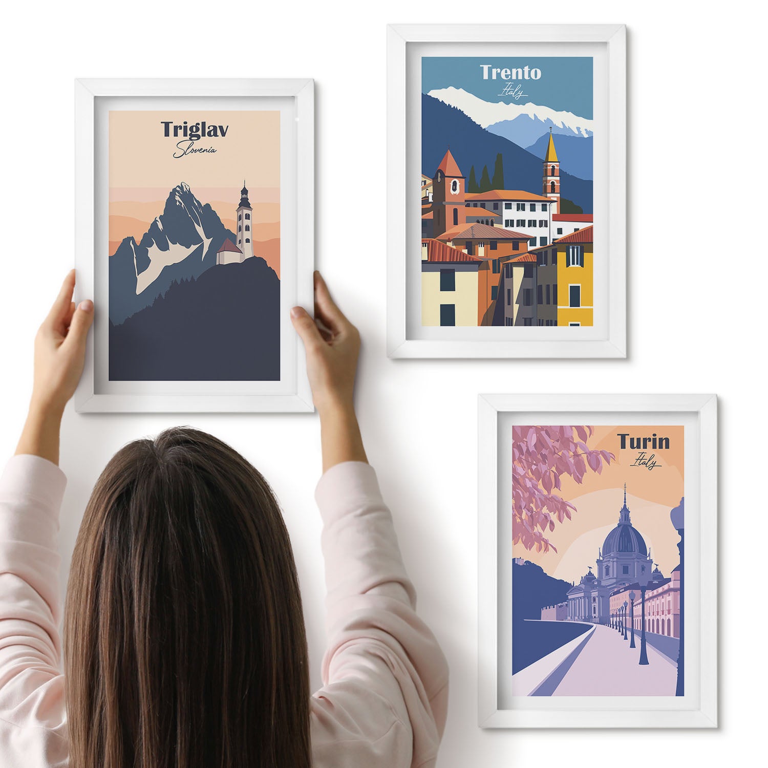 Galeria ścienna 3-częściowy komplet obrazów w białych ramach - Góry i architektura retro kolorowe ilustracje - ArtPrintCave