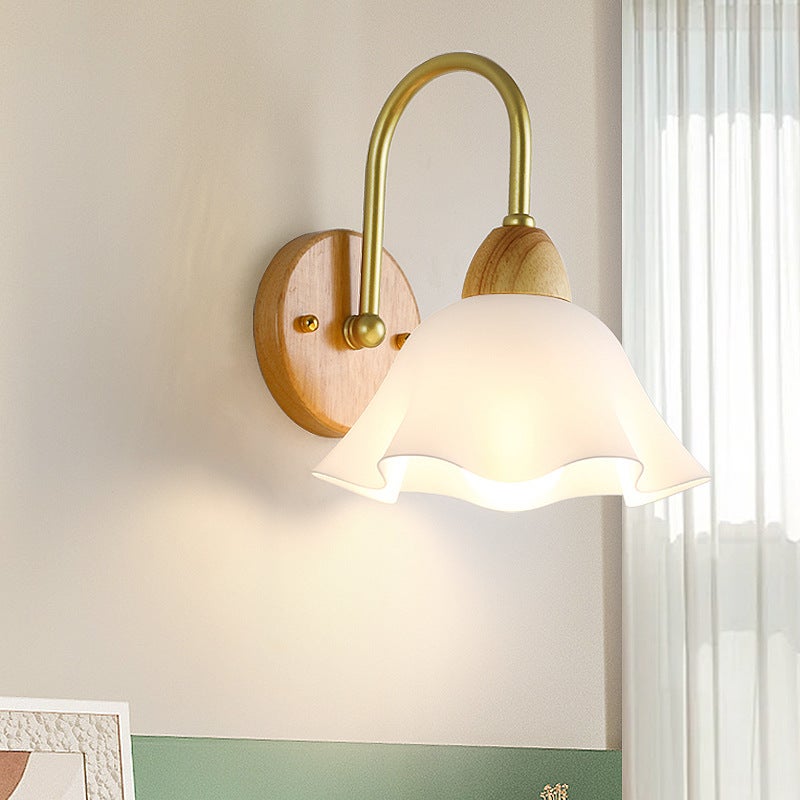 Nowoczesny kinkiet dekoracyjny z metalu i drewna lampa ścienna do korytarza przedpokoju sypialni gabinetu z eleganckim białym szklanym kloszem A