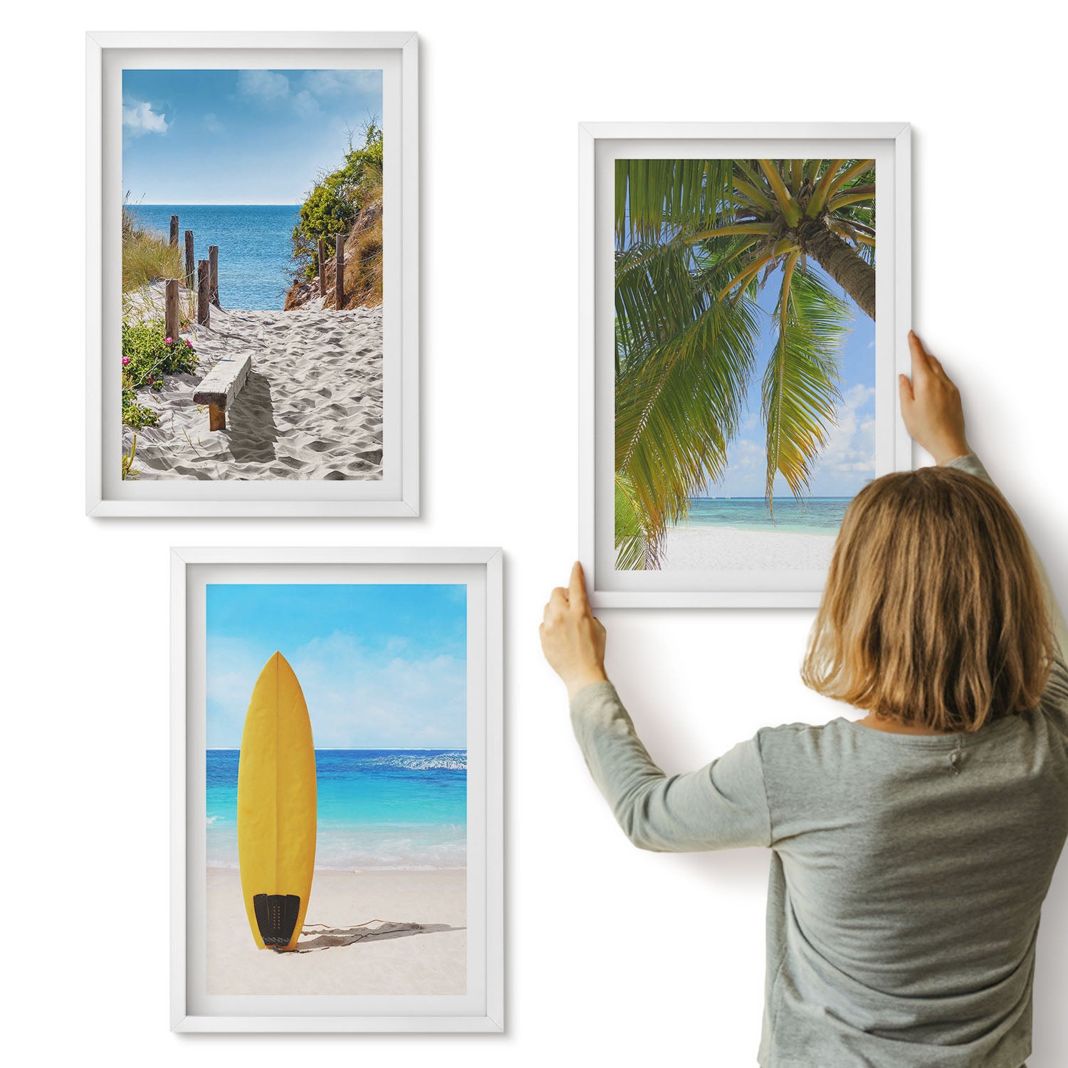 Galeria ścienna 3-częściowy komplet obrazów w białych ramach - Wakacyjne widoki plaża fale i palmy w tropikach - ArtPrintCave