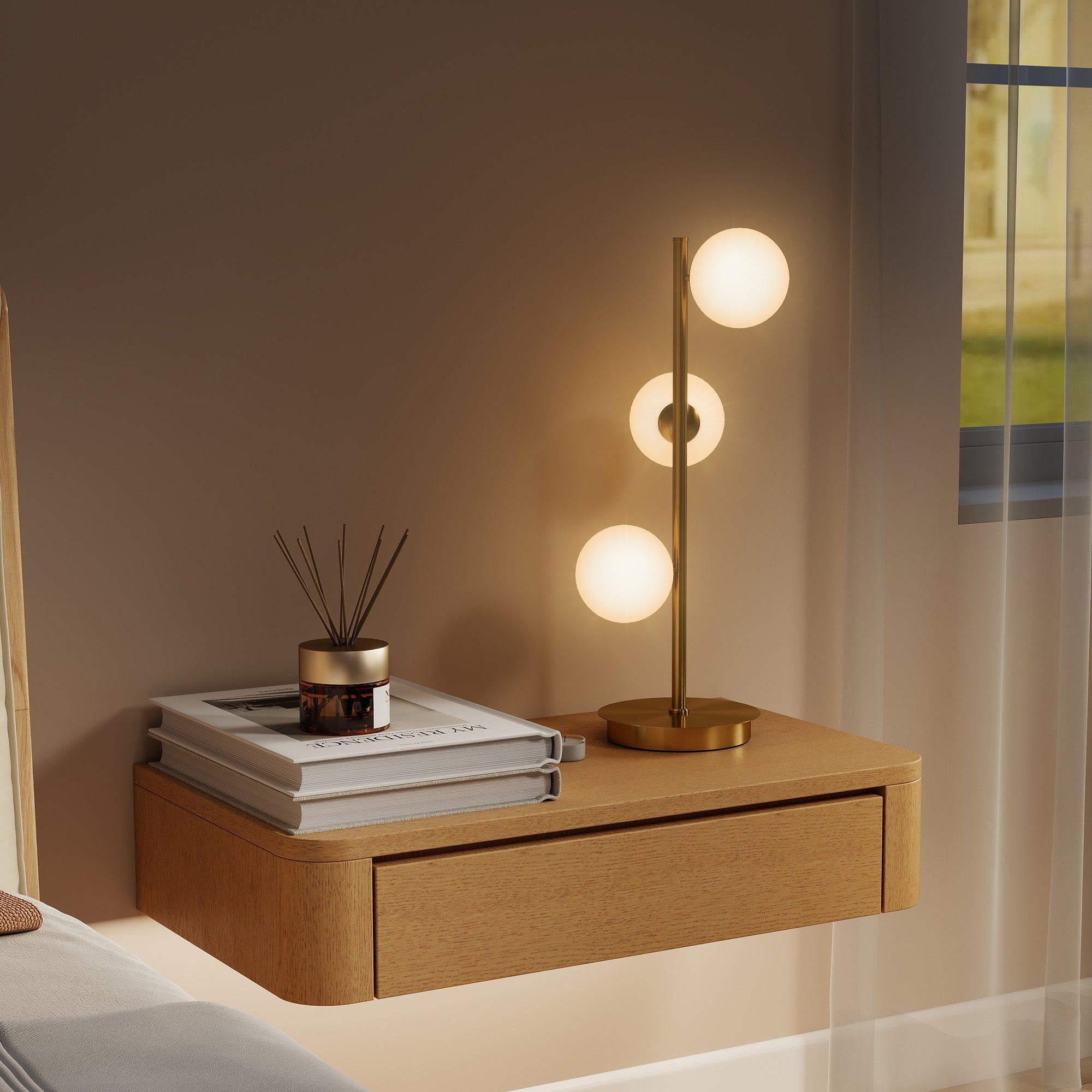 Lampka nocna z 3 kloszami w kształcie kuli, nowoczesna lampa stołowa ze stalową podstawą i oprawkami G9, wysokość 53 cm, odcień mosiądzu