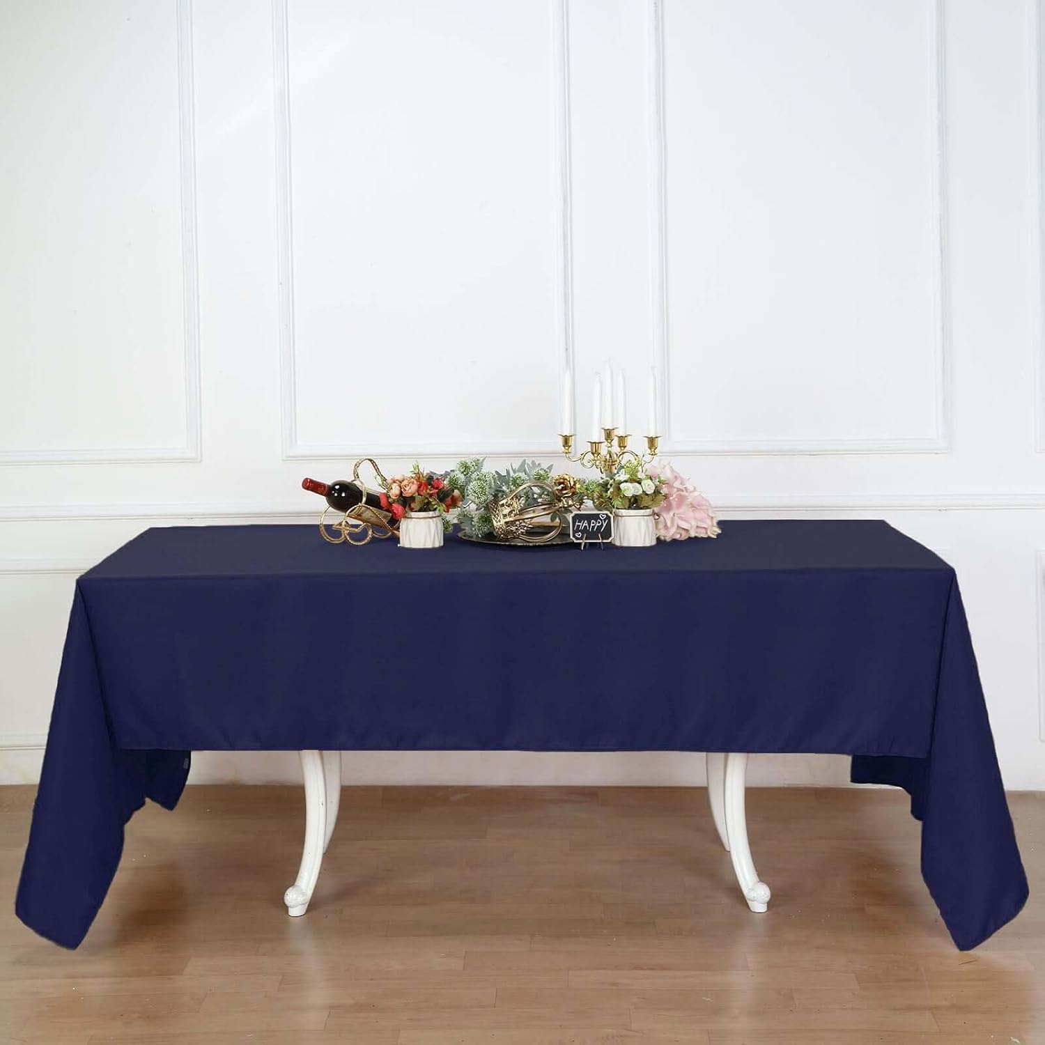 Prostokątny, ciemnoniebieski obrus z poliestru (147 cm x 259 cm) – odporny na zagniecenia i trwały – idealny na przyjęcia i imprezy.