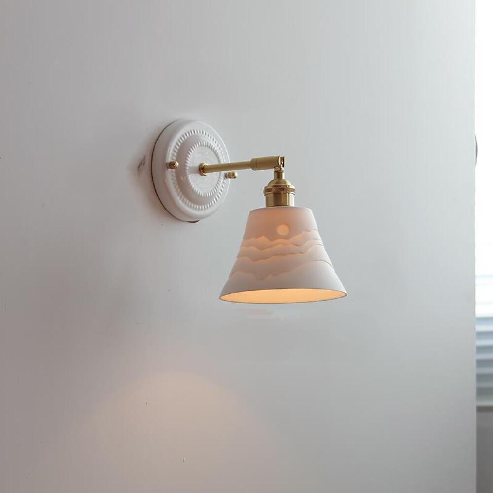 Ta minimalistyczna i nowoczesna lampa ścienna wykonana jest z ceramiki i nadaje się do salonów, łazienek i korytarzy. (Żarówka nie jest dołączona, 1