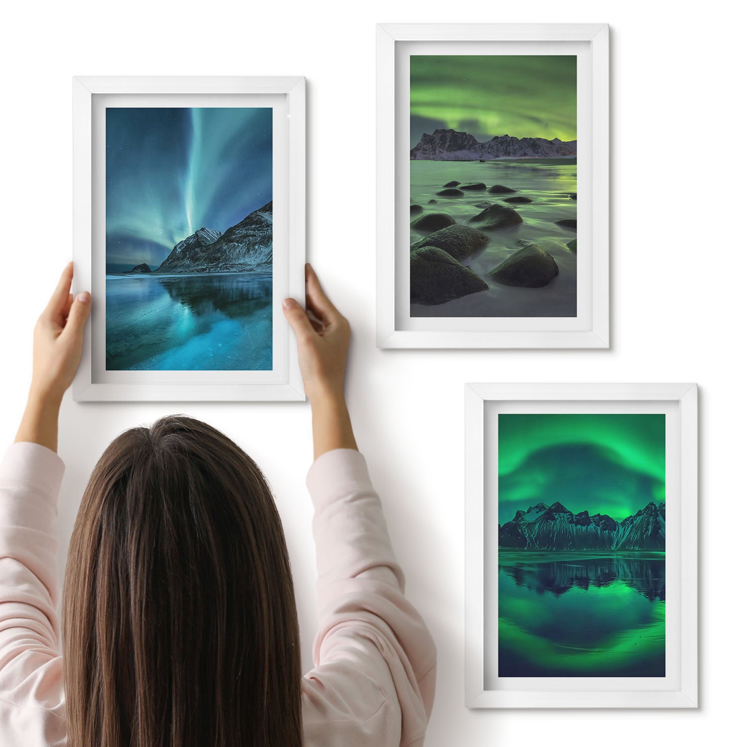 Galeria ścienna 3-częściowy komplet obrazów w białych ramach - Zimowy krajobraz z zorzą polarną i górami - ArtPrintCave
