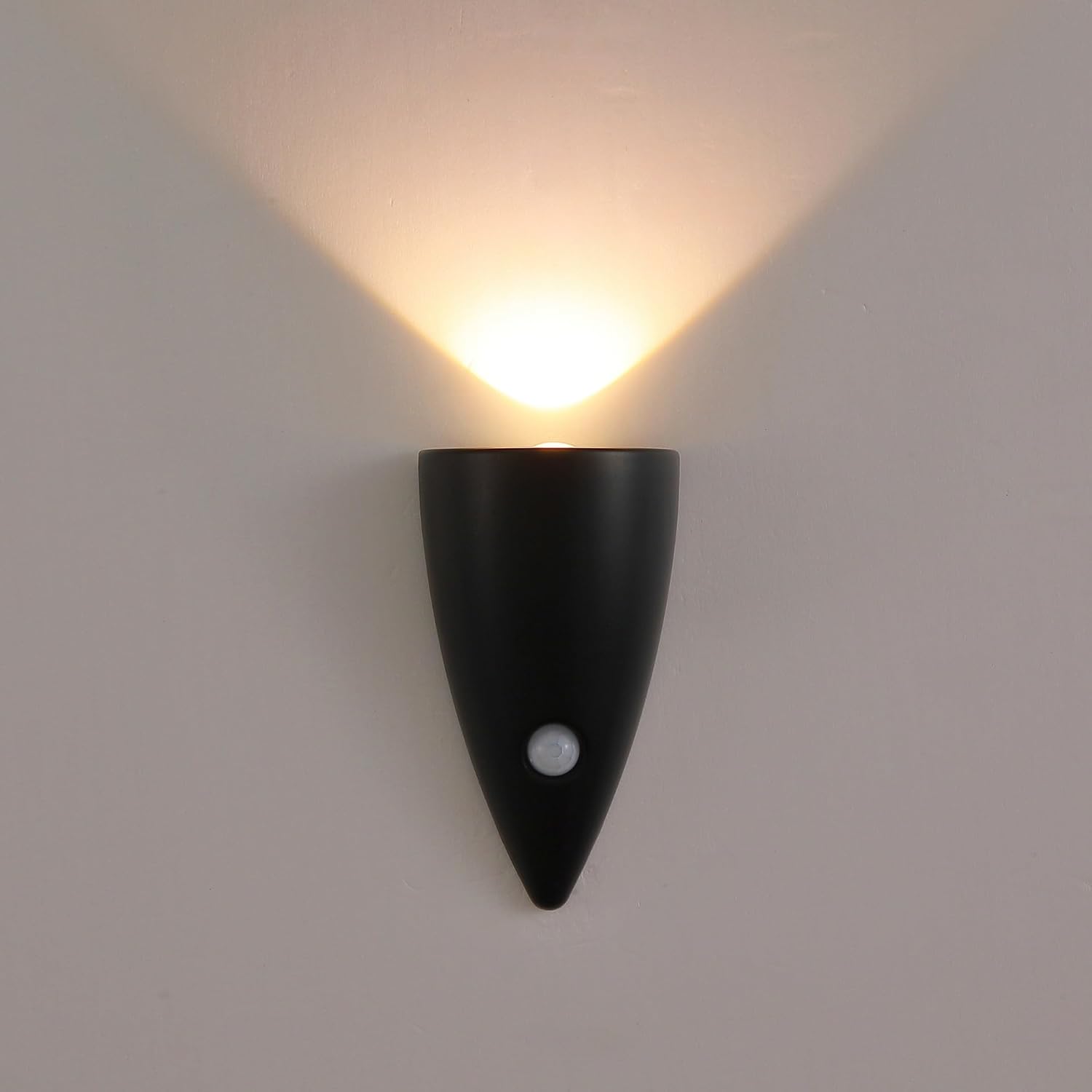 Magnetyczna lampa ścienna LED (3 temperatury barwowe), odpowiednia do sypialni, korytarzy, klatek schodowych, łazienek i wejść, w kolorze czarnym.