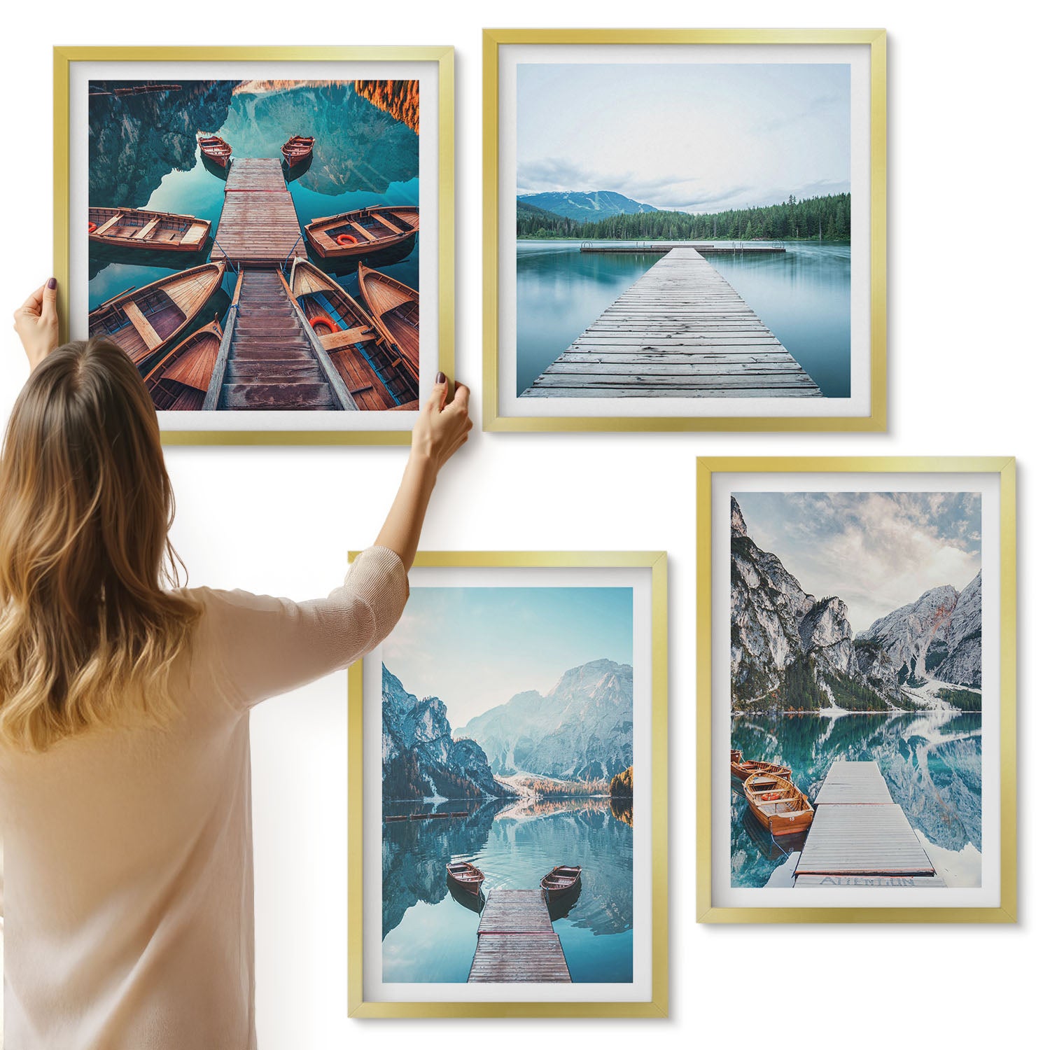 Galeria ścienna 4-częściowy komplet obrazów w złotych ramach - Spokojne jezioro z drewnianymi pomostami i łodziami - ArtPrintCave