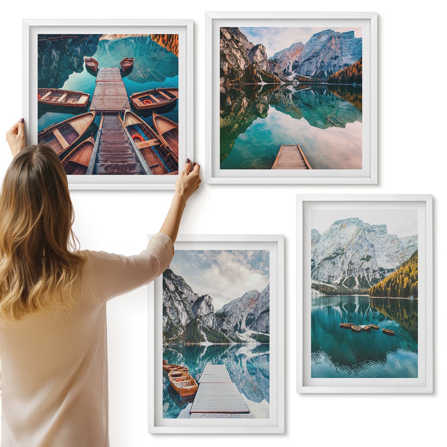 Galeria ścienna 4-częściowy komplet obrazów w białych ramach - Jezioro z drewnianymi pomostami i górami - ArtPrintCave