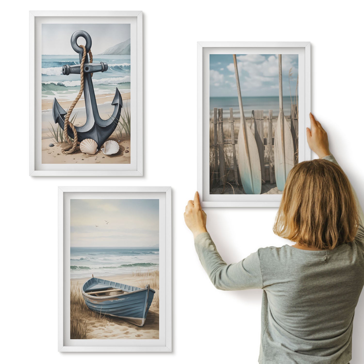 Galeria ścienna 3-częściowy komplet obrazów w białych ramach - Kotwica łódka i wiosła na plaży z morzem - ArtPrintCave