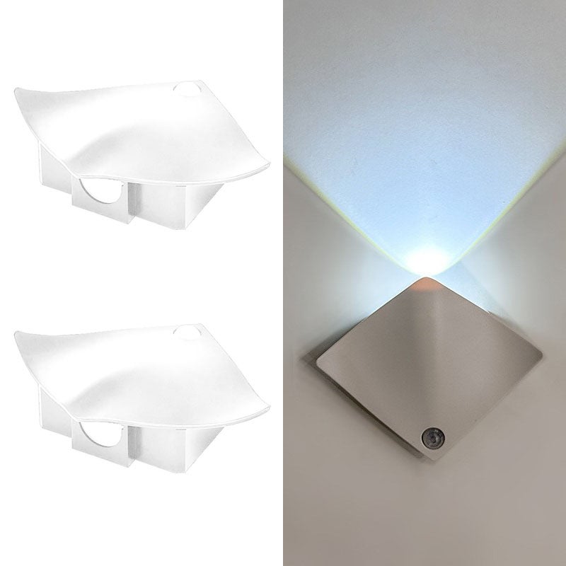 Lampka nocna do korytarza schodowego 2 sztuki, magnetyczna lampa ścienna LED, ładowalna, białe światło [biała obudowa + czujnik zmierzchu]