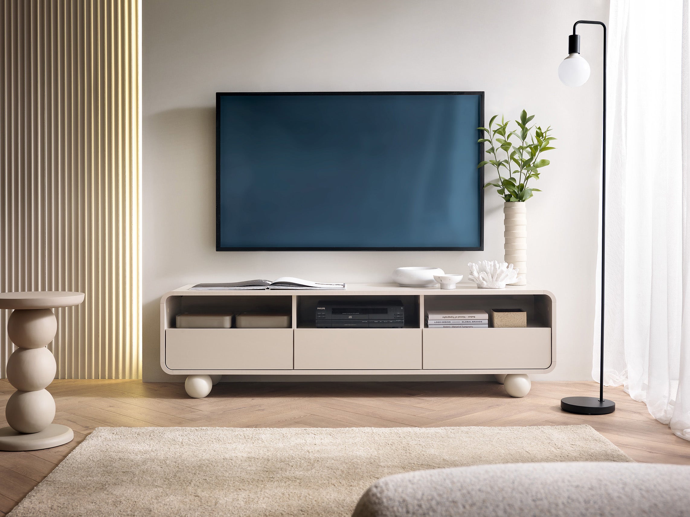 Szafka RTV w kolorze kaszmirowym, trzy szuflady– Nowoczesny design, nogi w kształcie kuli, 160 x 44 x 39 cm