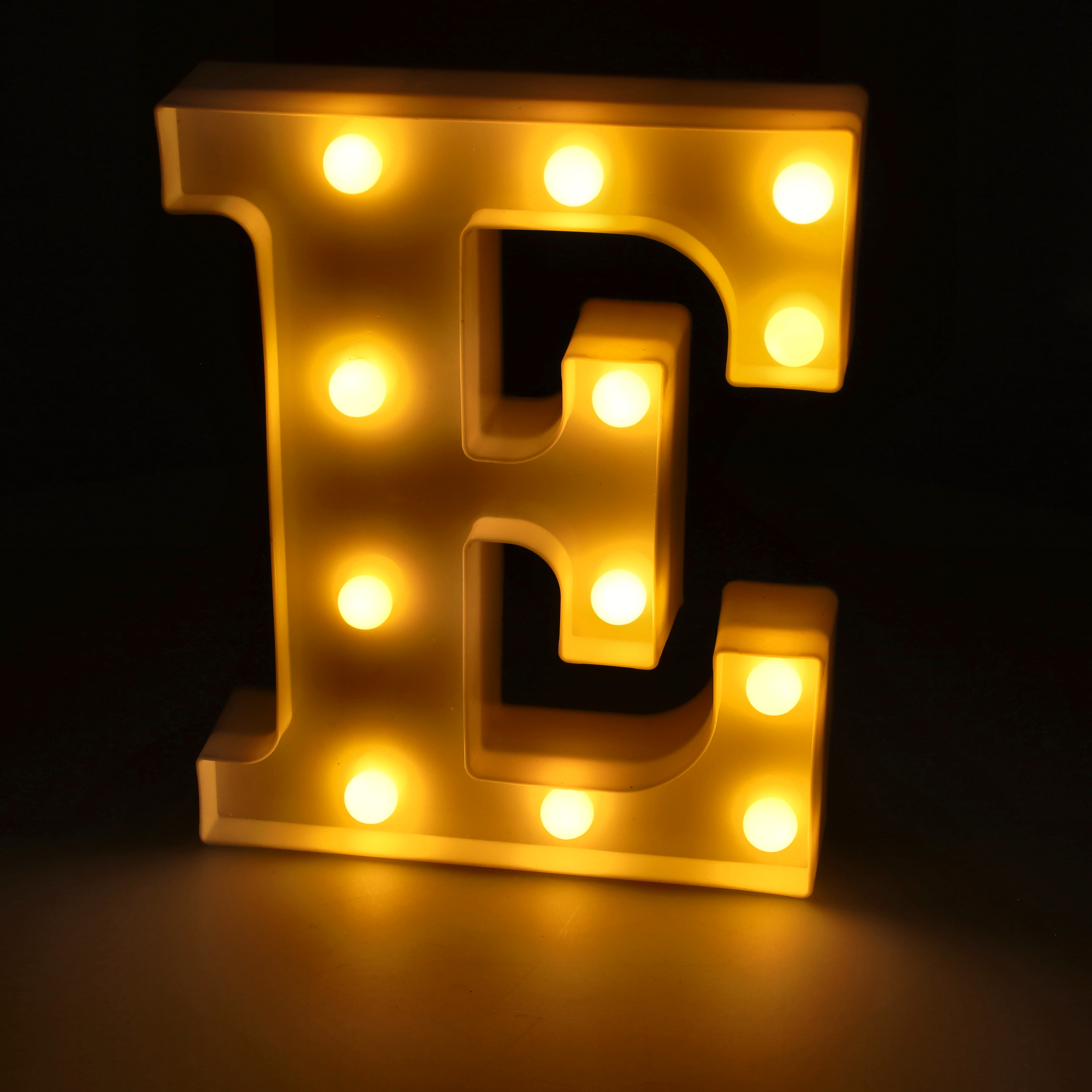 Litera LED "E" podświetlana ciepłym białym światłem, wysokość 22 cm, zasilanie bateryjne 2*AA