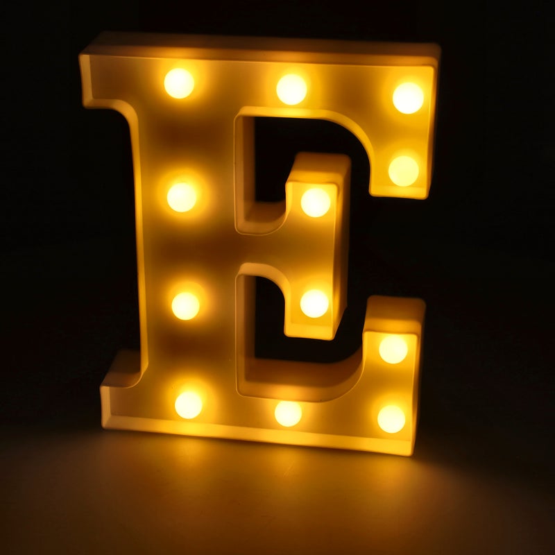 Litera LED "E" podświetlana ciepłym białym światłem, wysokość 22 cm, zasilanie bateryjne 2*AA
