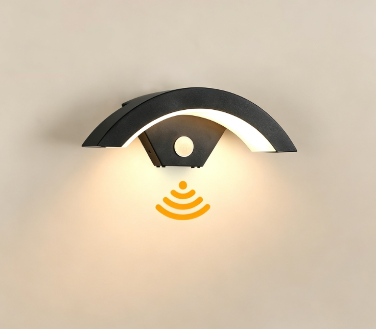 Lampa ścienna zewnętrzna LED 24 W z czujnikiem ruchu, nowoczesny design, wodoodporna IP65, ciepłe białe światło.