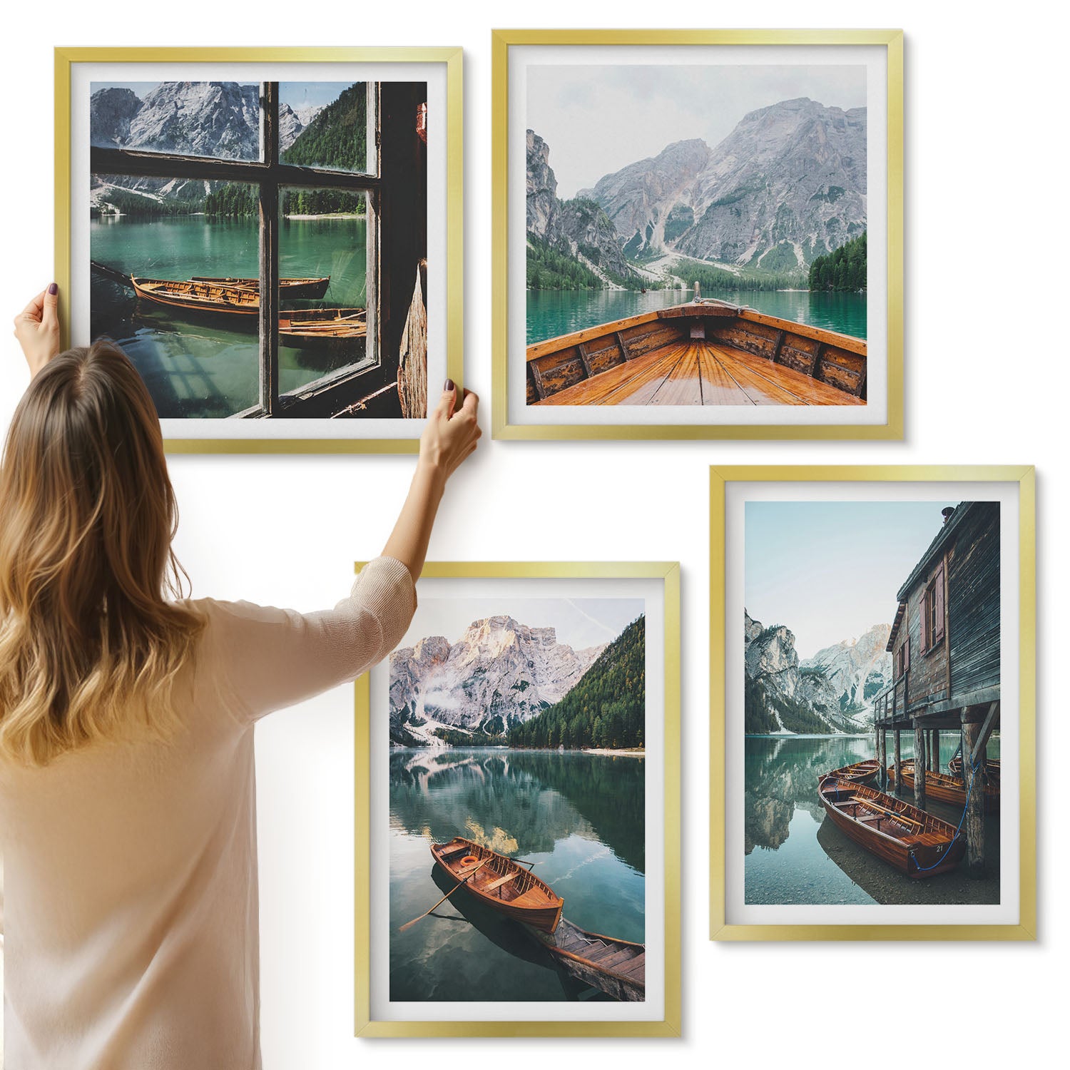 Galeria ścienna 4-częściowy komplet obrazów w złotych ramach - Widok górskiego jeziora z łodziami i domem nad wodą - ArtPrintCave