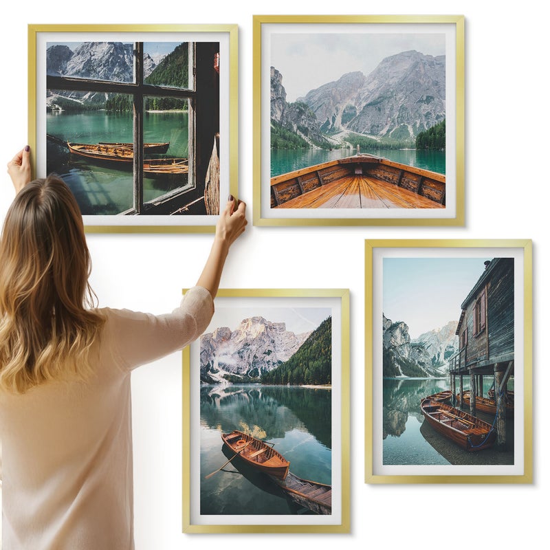 Galeria ścienna 4-częściowy komplet obrazów w złotych ramach - Widok górskiego jeziora z łodziami i domem nad wodą - ArtPrintCave
