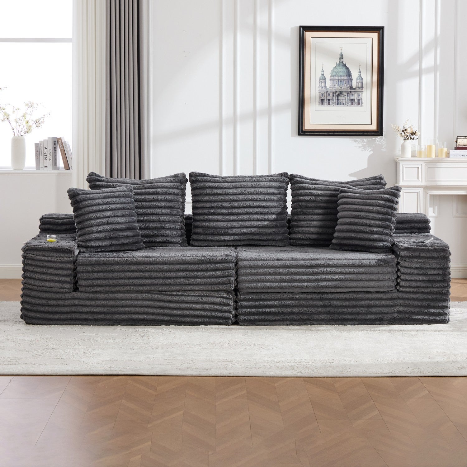 Kompaktowa sofa z tkaniny w sztruks, z dodatkowymi poduszkami, kieszeniami do przechowywania po bokach i uchwytami na kubki, ciemnoszara