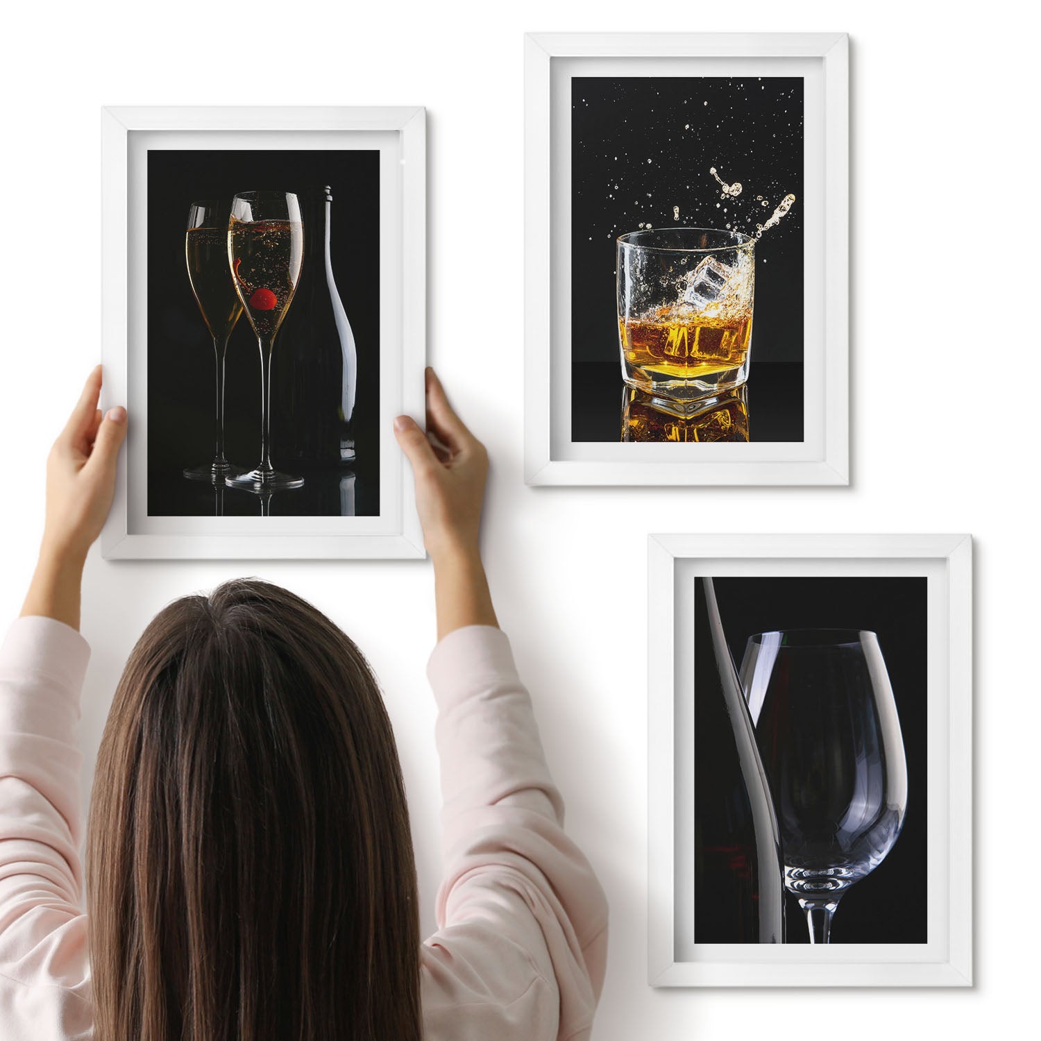 Galeria ścienna 3-częściowy komplet obrazów w białych ramach - Kieliszki z winem i whisky na czarnym tle - ArtPrintCave