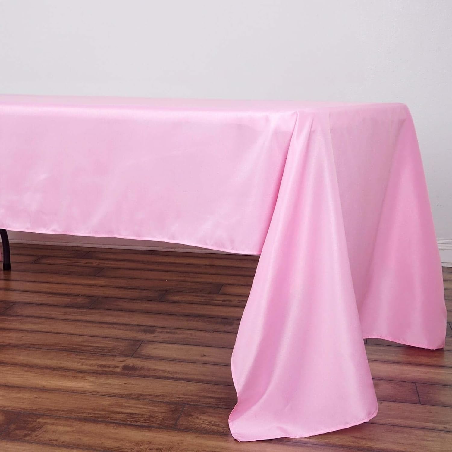 Różowy, prostokątny obrus z poliestru (147 cm x 259 cm) – niegniecący się i trwały – idealny na przyjęcia i imprezy.