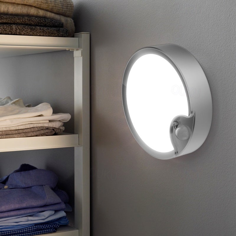 Lampa sufitowa czujnikiem ruchu oświetlenie garażowe przedpokoju okrągła lampa sufitowa LED zasilana bateryjnie białe światło bateria jest dołączona