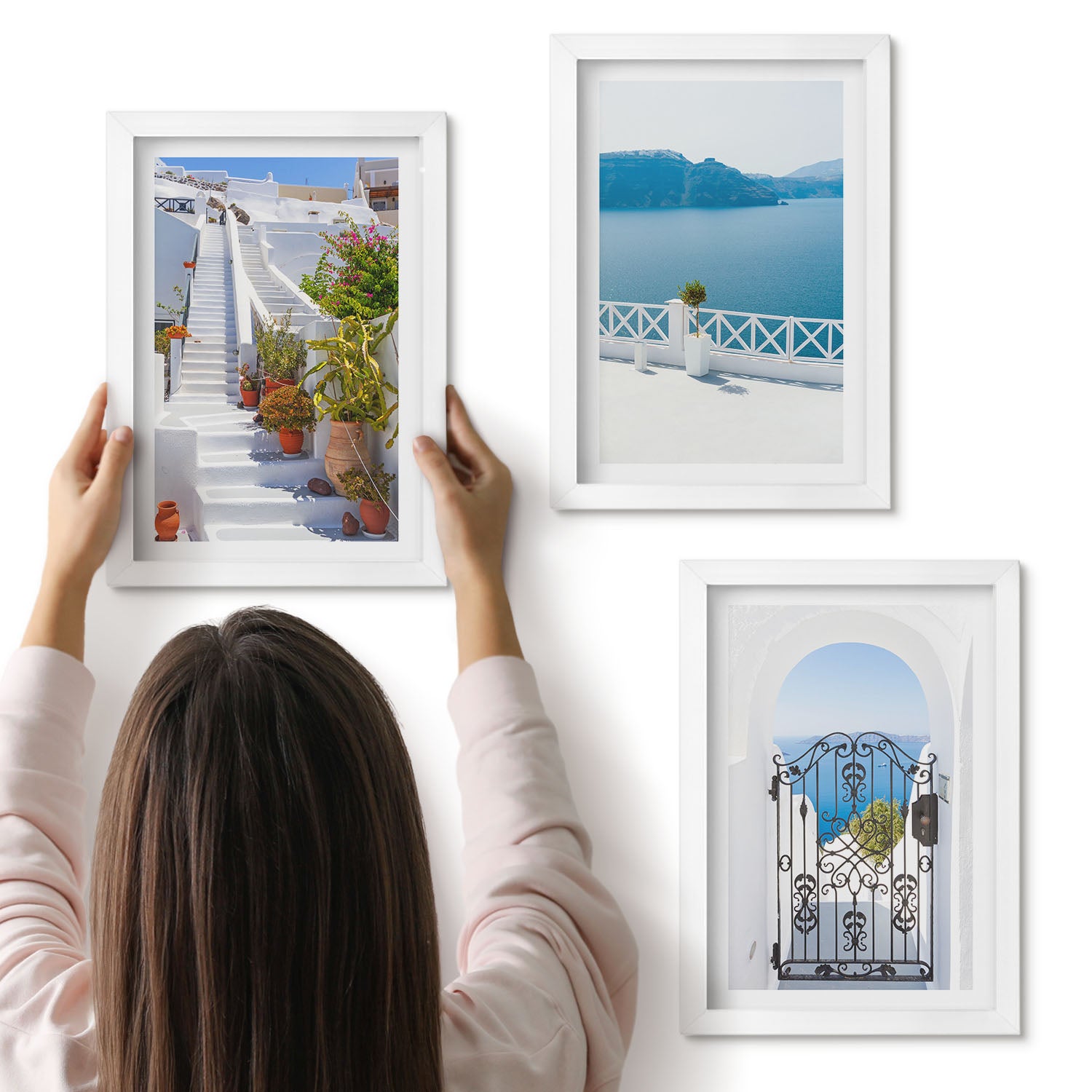 Galeria ścienna 3-częściowy komplet obrazów w białych ramach - Białe schody z roślinami widok na morze i brama - ArtPrintCave