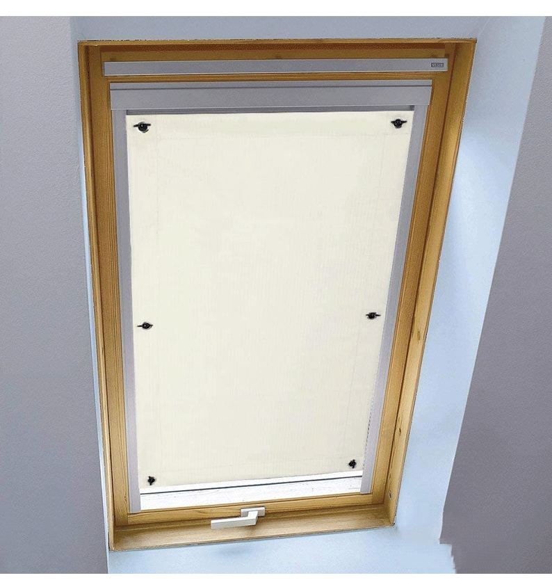Ta roleta zaciemniająca ma wymiary 96 x 93 cm i jest wyposażona w 7 przyssawek. Zapewnia izolację termiczną i blokuje światło. Beżowa.