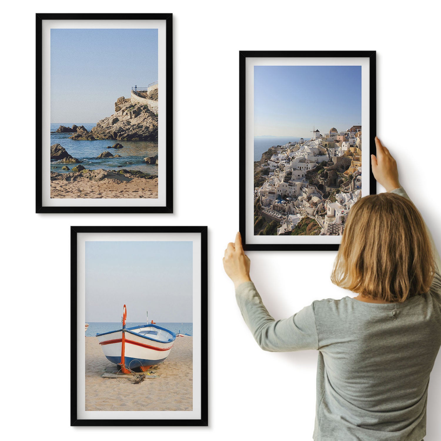 Galeria ścienna 3-częściowy komplet obrazów w czarnych ramach - Widoki nadmorskie z łodzią i białymi domami Grecja - ArtPrintCave