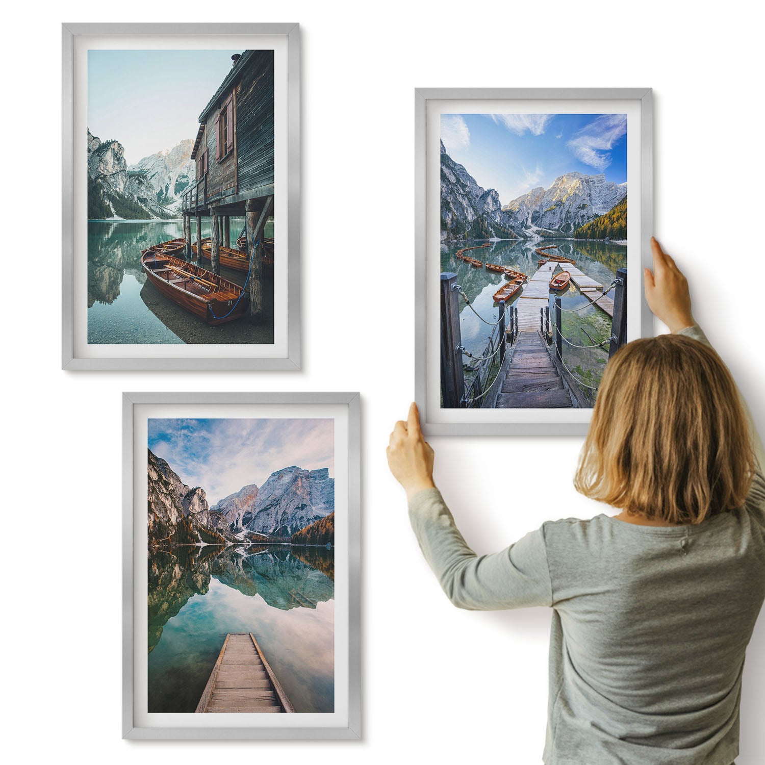 Galeria ścienna 3-częściowy komplet obrazów w srebrnych ramach - Spokojne jezioro w górach z drewnianymi łodziami - ArtPrintCave
