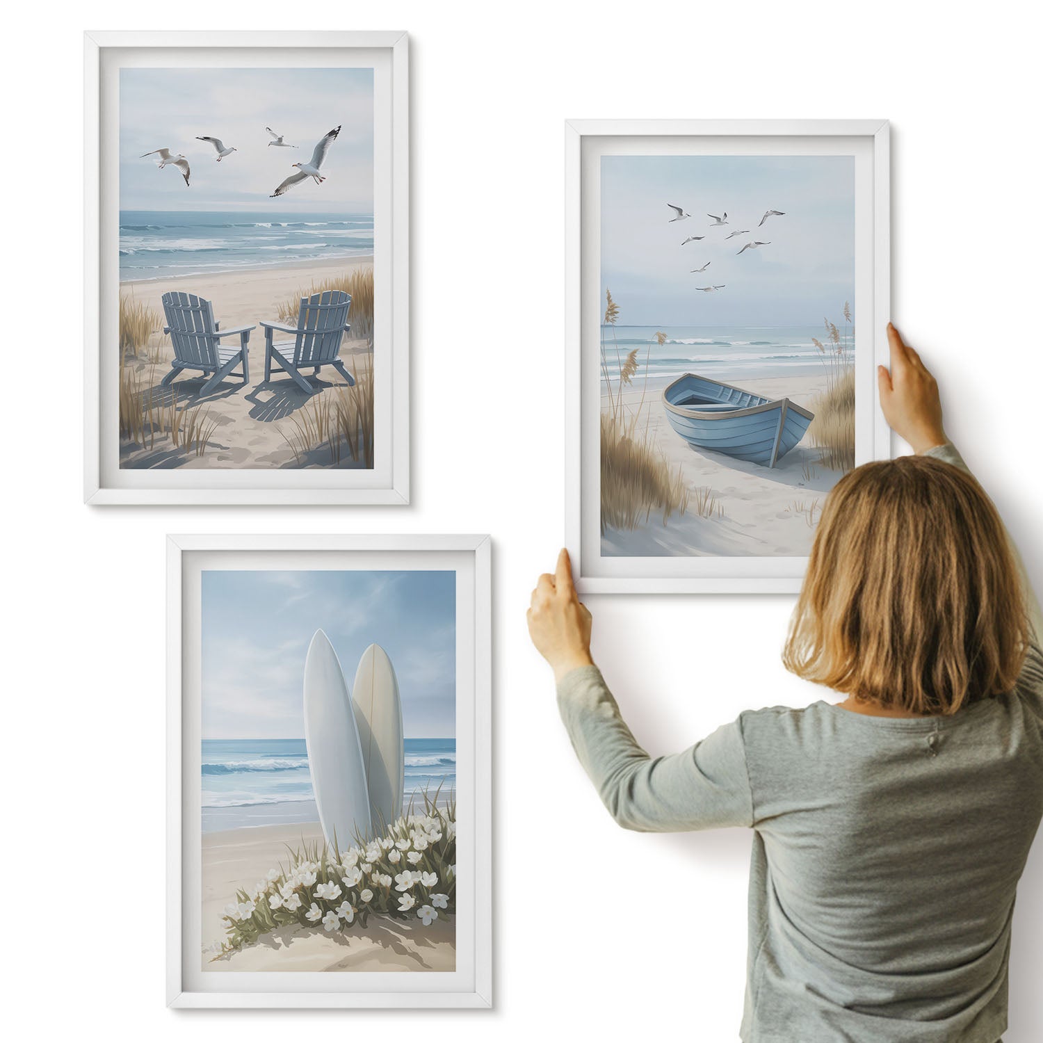 Galeria ścienna 3-częściowy komplet obrazów w białych ramach - Plaża z deskami surfingowymi łodzią i ptakami - ArtPrintCave