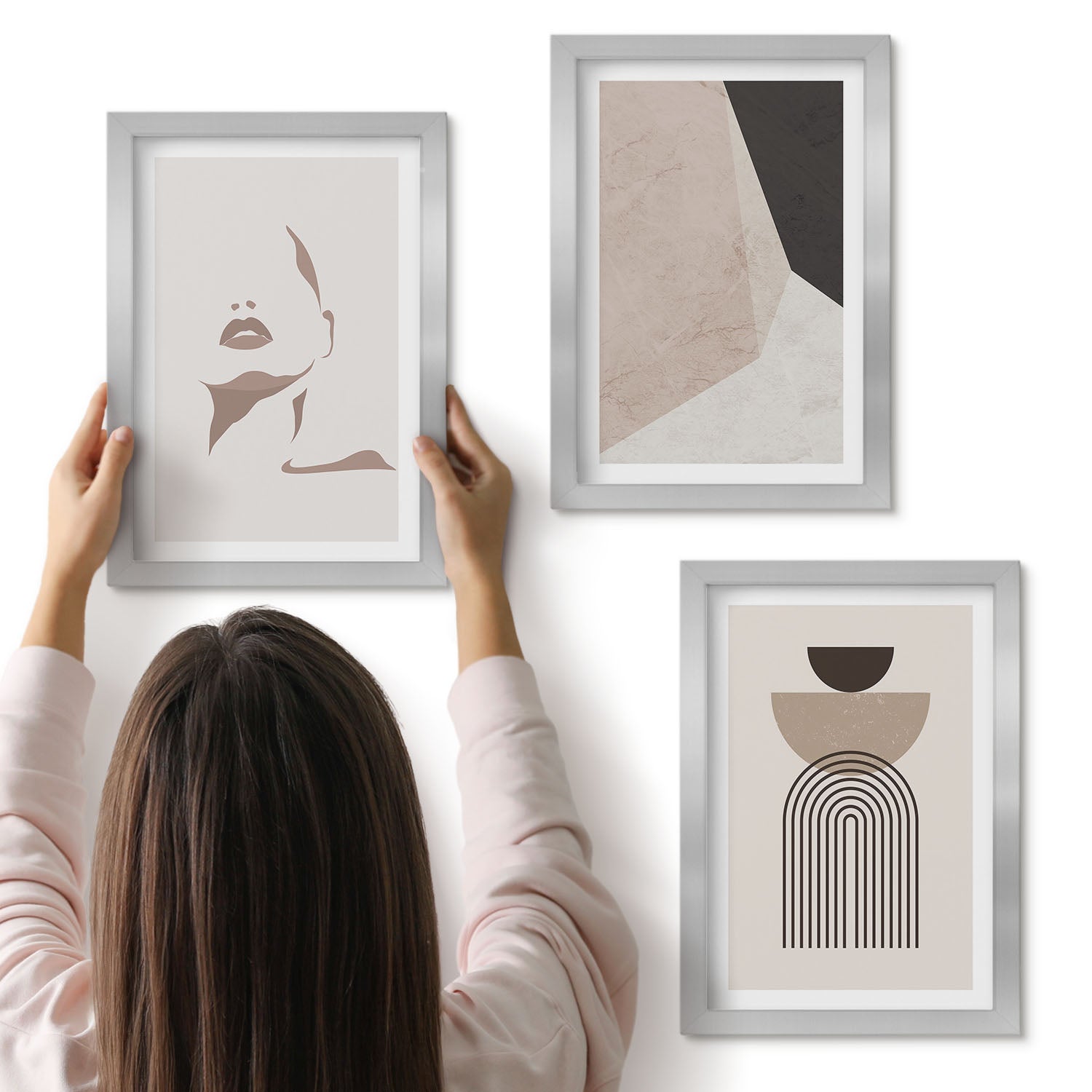 Galeria ścienna 3-częściowy komplet obrazów w srebrnych ramach - Abstrakcyjne geometryczne kształty i twarz kobiety - ArtPrintCave