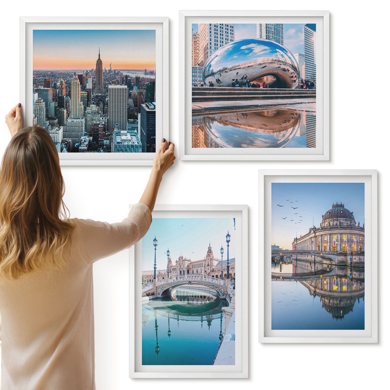 Galeria ścienna 4-częściowy komplet obrazów w białych ramach - Architektura miast z odbiciem w wodzie - ArtPrintCave