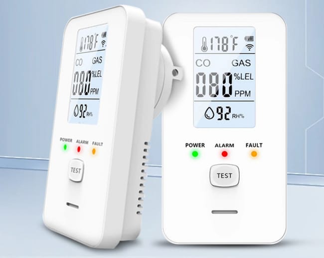 Alarm 4-w-1 zintegrowany z funkcją wykrywania dymu, tlenku węgla, temperatury i wilgotności; montowany na ścianie, typu wtykowego.