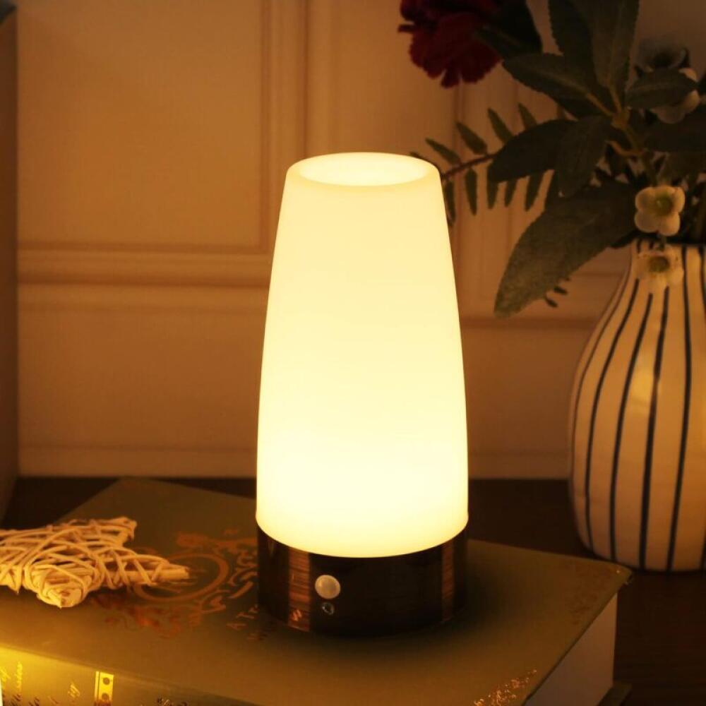 Lampka nocna LED w stylu vintage, wyposażona w bezprzewodowy czujnik ruchu PIR, zasilana 3 bateriami AAA 1,5 V (brak w zestawie).