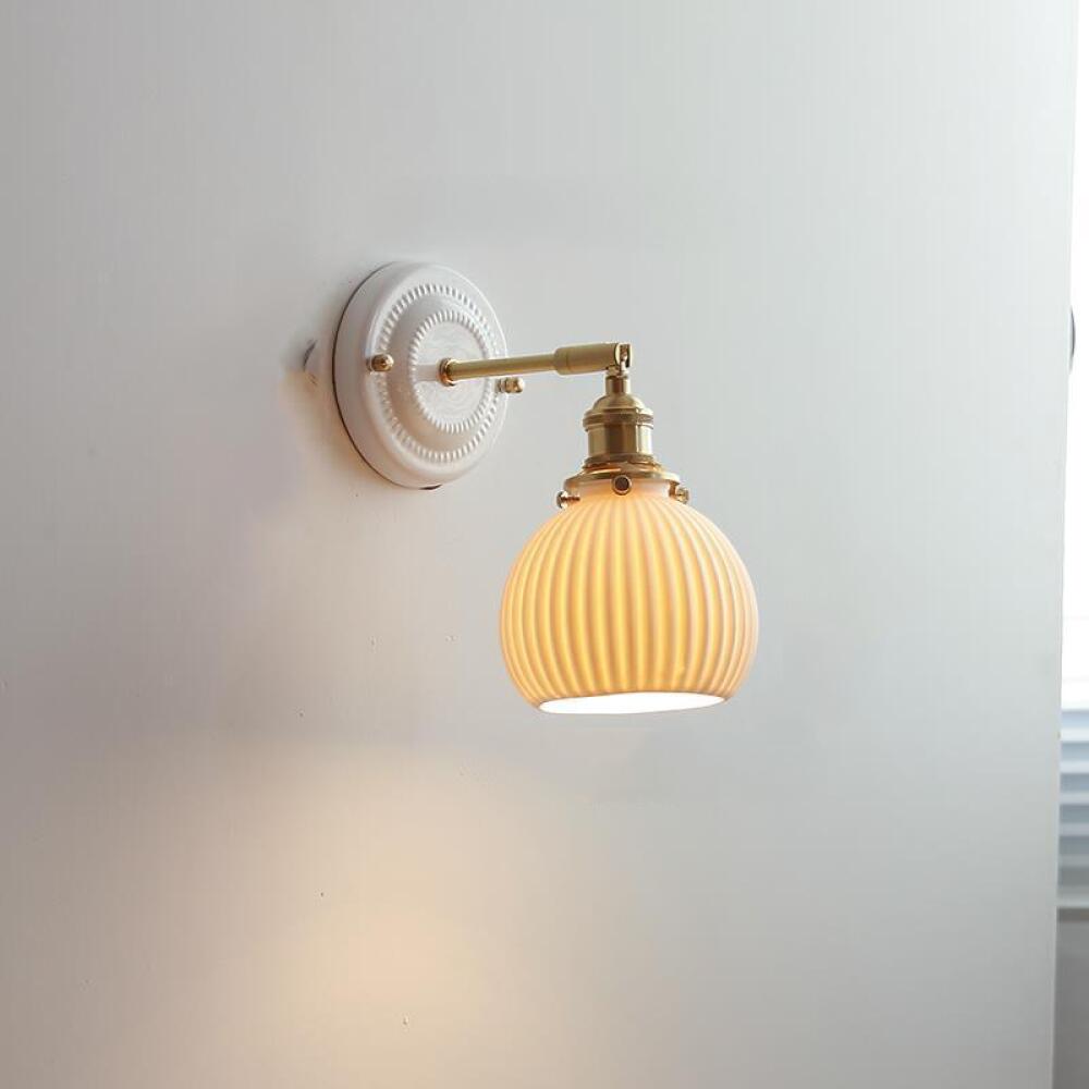 Ta minimalistyczna i nowoczesna lampa ścienna wykonana jest z ceramiki i nadaje się do salonów, łazienek i korytarzy. (Żarówka nie jest dołączona, 1